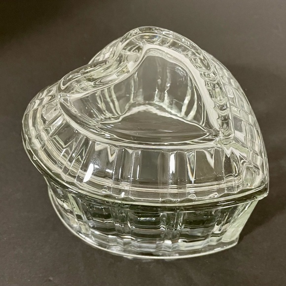 Vintage Crystal Trinket Dish Ribbed Glass Heart Shaped Candy Dish with Lid - Picture 1 of 10